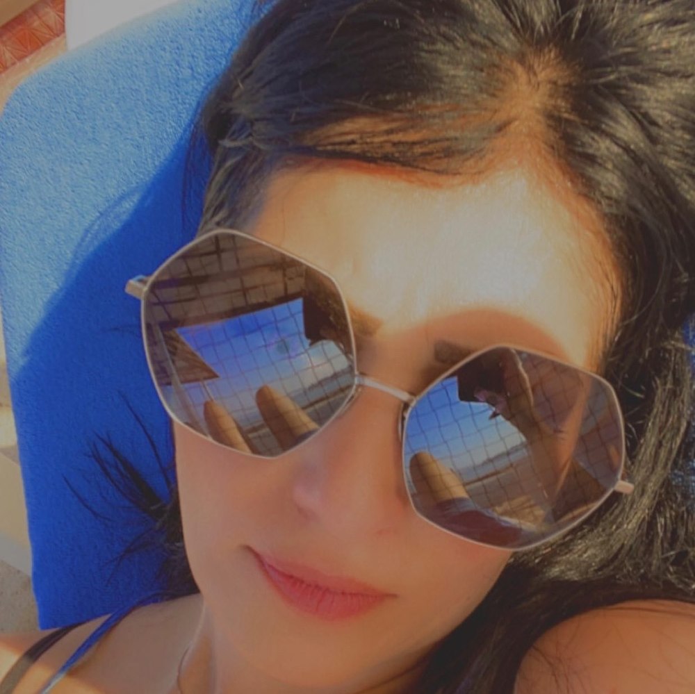 Meet your Posher, Mona